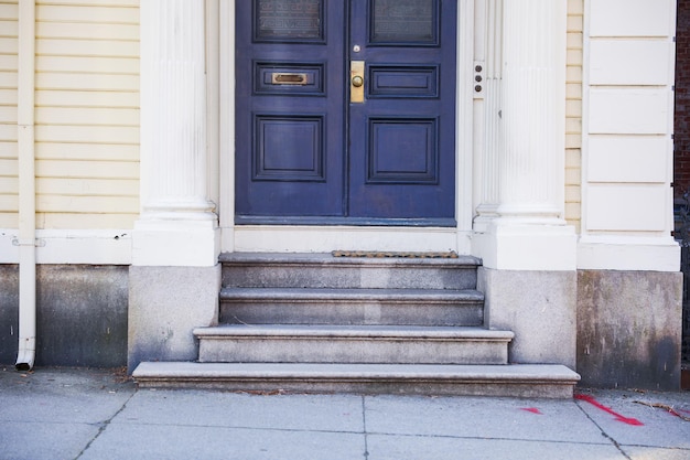 Uma porta azul com uma caixa de correio