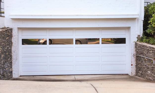 Uma porta de garagem com janelas que dizem "garagem".