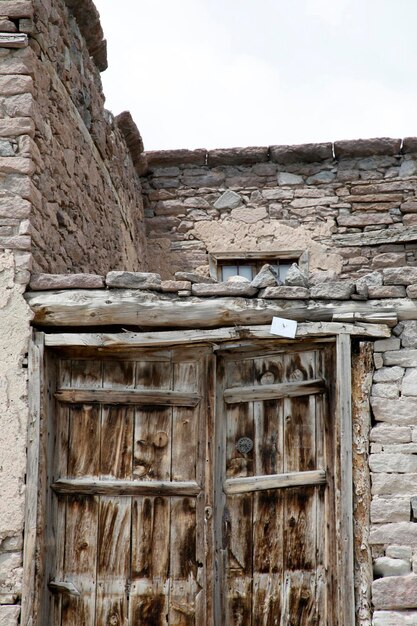 Uma porta de madeira velha e resistida