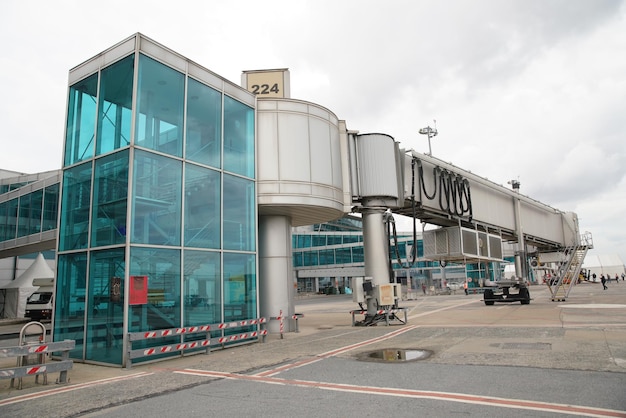 Uma porta no aeroporto de Ataturk em Istambul Turkiye