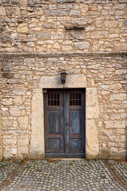 Uma porta velha em uma parede de arenito