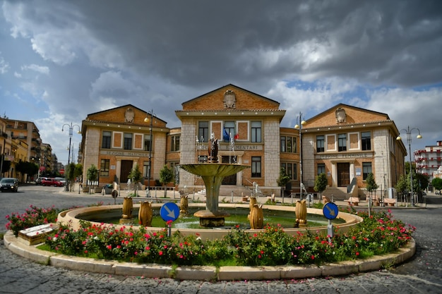 Uma praça com os edifícios de uma escola primária em Lavello, uma cidade antiga na região da Basilicata