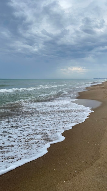 Uma praia com céu nublado