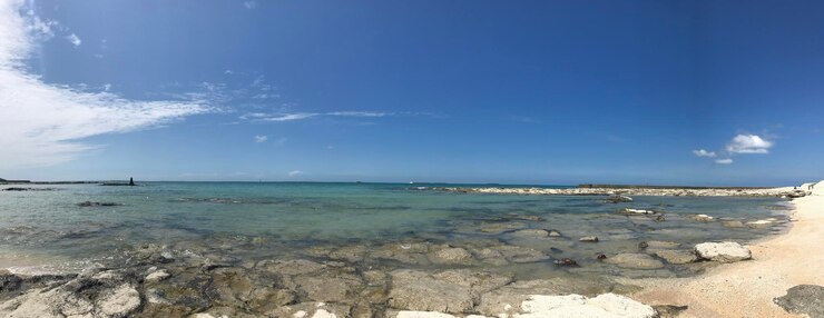 Foto uma praia com pedras e um céu azul