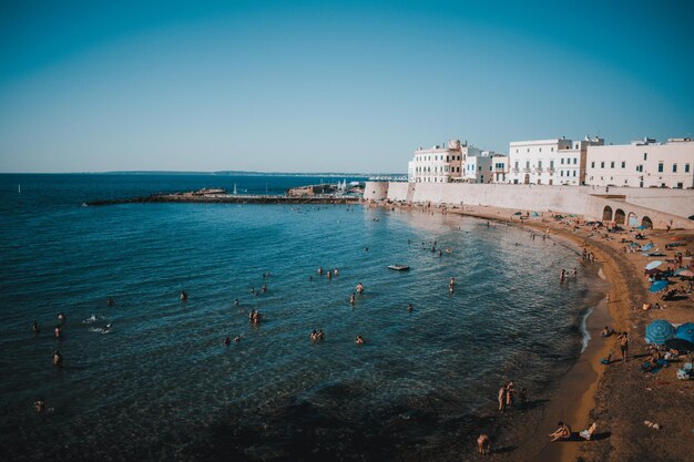 Uma praia com prédios brancos e céu azul