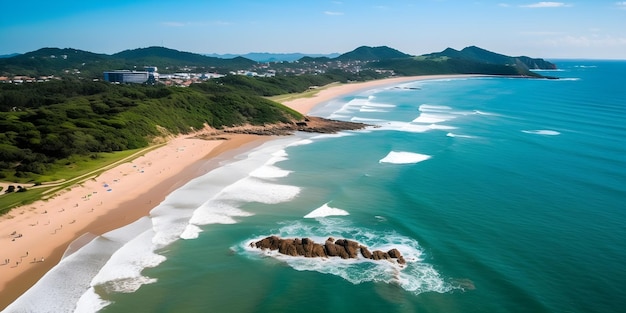 Foto uma praia com um oceano azul e montanhas ao fundo