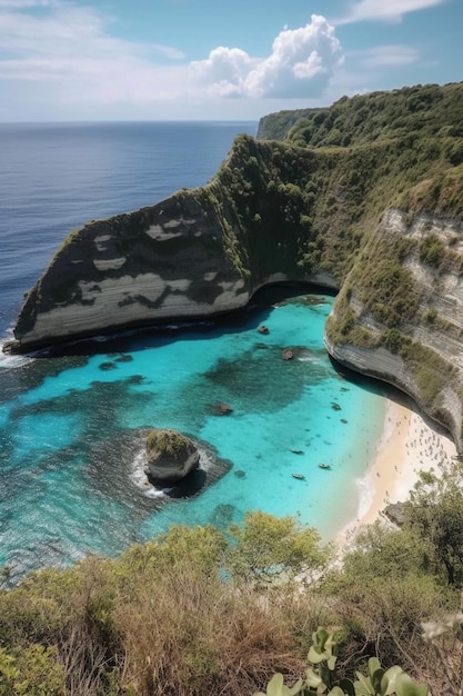 Uma praia com um oceano azul e um penhasco com um penhaco ao fundo.