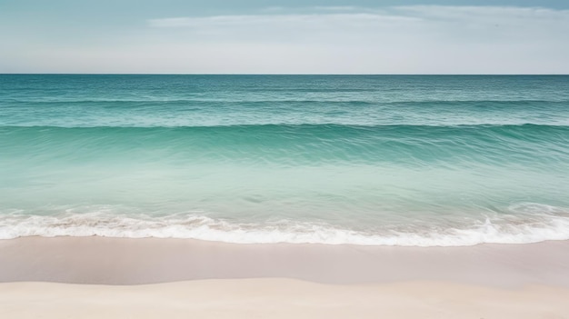 Uma praia com um oceano azul e verde ao fundo