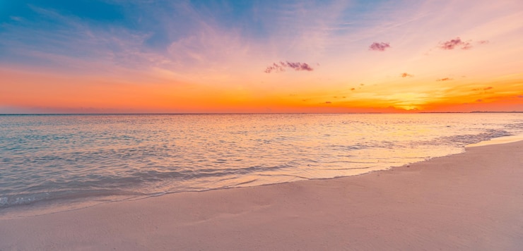 Foto uma praia com um pôr-do-sol e uma praia com uma cena de praia