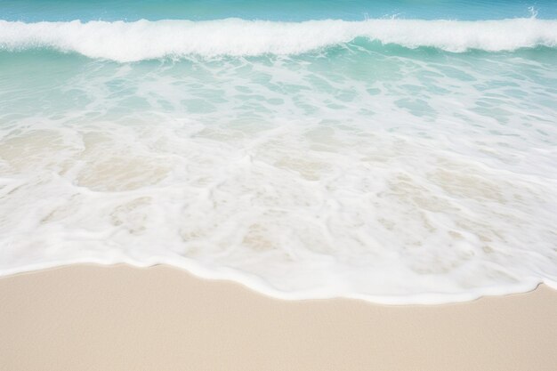 Uma praia idílica perfeita areia branca suavemente ondulada e mar espumoso