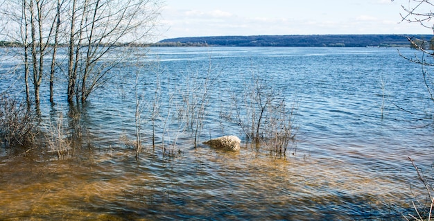 Uma praia inundada no amplo rio Volga, na primavera.