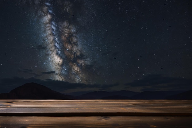 Uma prancha de madeira escurecida contra um céu noturno estrelado