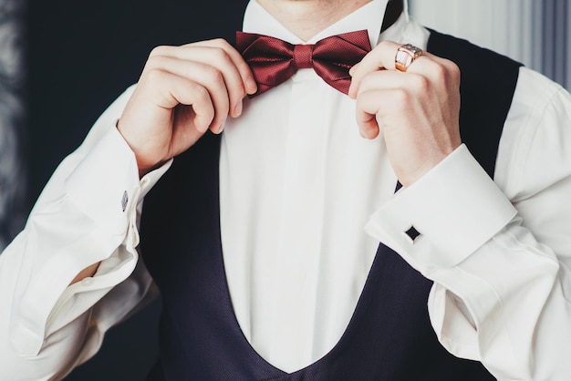Uma preparação do noivo para o casamento