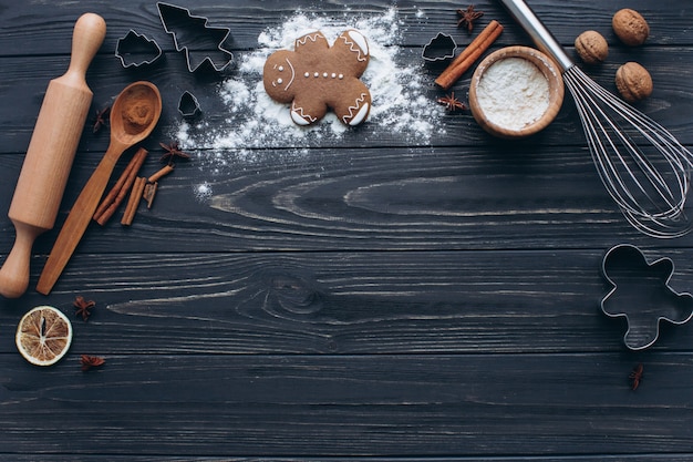 Uma preparação e fazer cookies para a festa de Natal em um fundo de madeira.