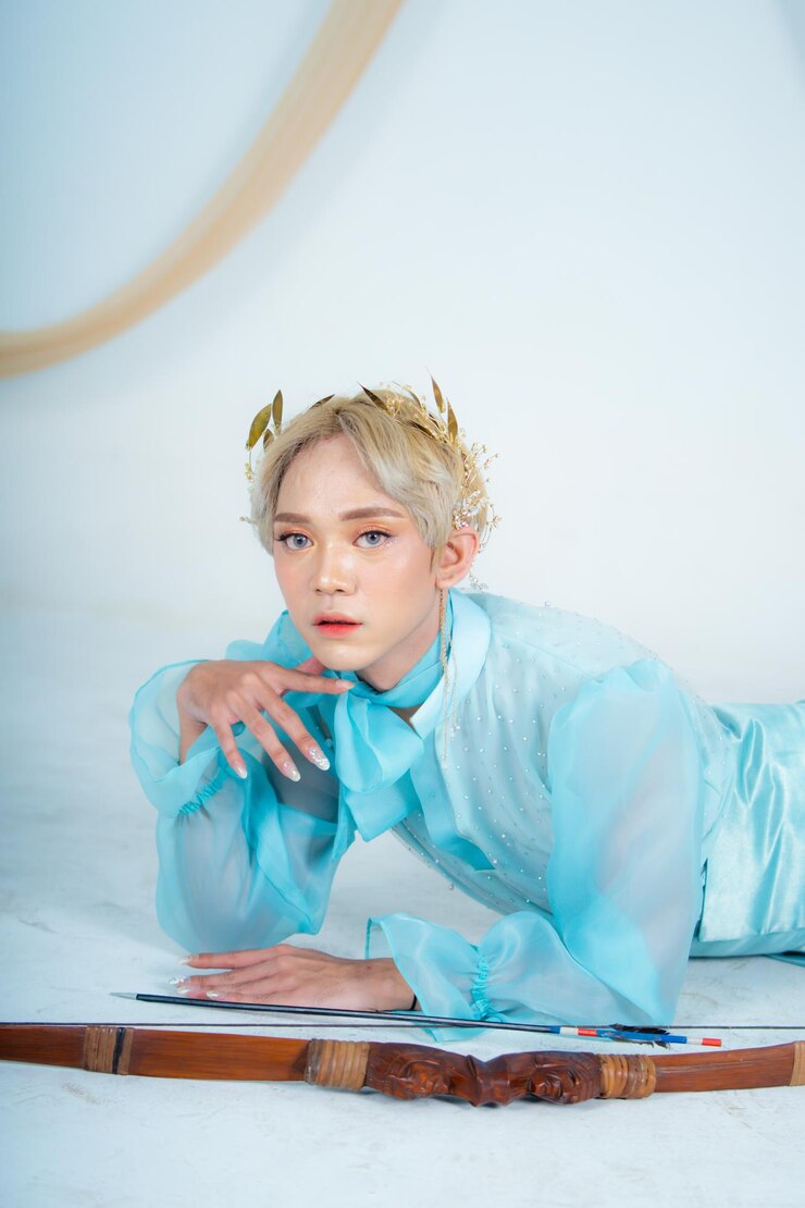 Foto uma princesa em um vestido azul posando no chão com um laço