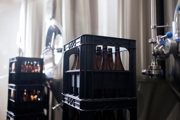 Uma produção de novas bebidas engarrafadas Garrafas pretas em caixa de plástico