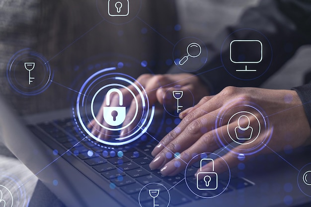 Uma programadora está digitando um código no computador para proteger uma segurança cibernética contra ataques de hackers e salvar dados confidenciais de clientes Cadeado ícones de holograma sobre as mãos de digitação Roupa formal