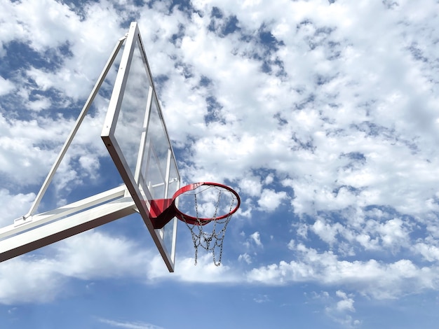 Uma quadra de basquete, um aro de basquete contra o céu