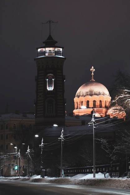 Uma queda de neve noturna na tempestade de inverno da véspera de ano novo