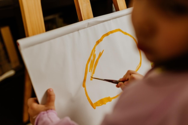 Uma rapariga bonita a pintar em casa.