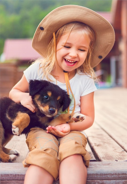 Uma rapariga bonita com um cão.