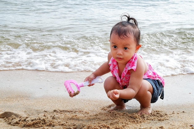 Foto uma rapariga bonita na praia.