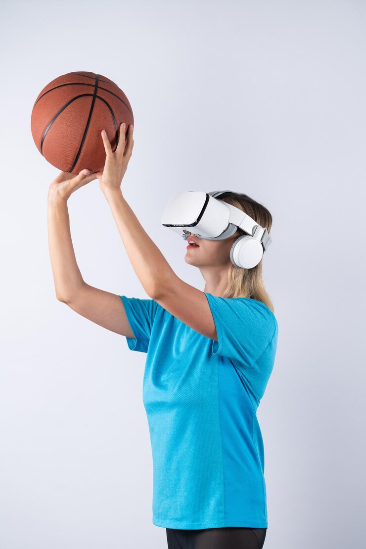 Foto uma rapariga feliz a usar óculos de realidade visual e a segurar um aparelho de basquetebol.