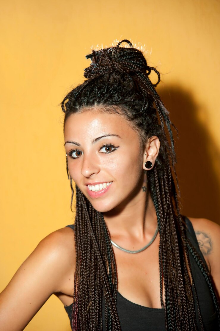 Foto uma rapariga sorridente com o cabelo longo.