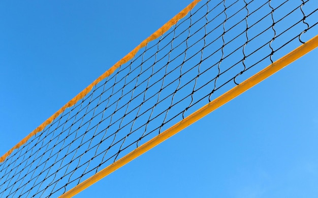 Foto uma rede de voleibol amarela com um céu azul ao fundo