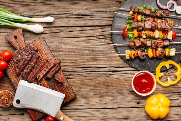 Uma refeição deliciosa com vegetais saudáveis em madeira texturizada