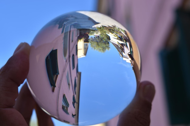 Uma reflexão de uma casa em uma bola