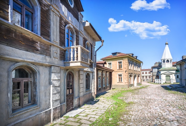 Uma réplica de casas antigas, uma igreja em uma rua da cidade no território do museu da firma cinematográfica Mosfilm em Moscou