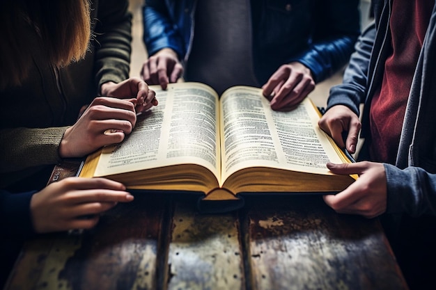 Foto uma reunião de clube de leitura com amigos discutindo sua última leitura