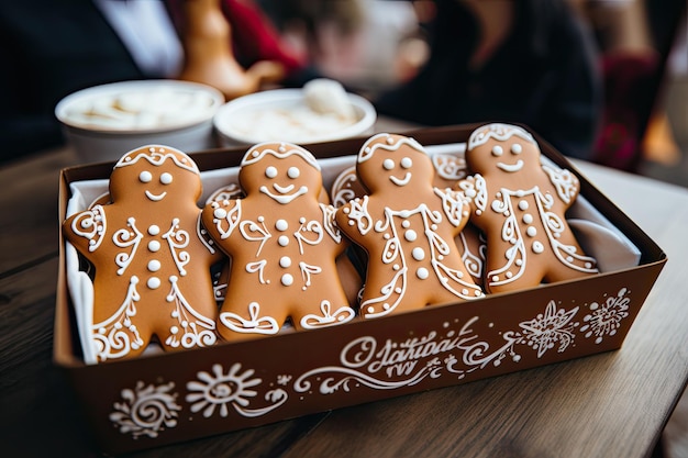 Uma reunião de família e tradições de ano novo são imaginadas em uma confeitaria de Natal com biscoitos caseiros de gengibre em uma assadeira ao lado de uma decoração de galho de pinheiro em uma mesa de madeira