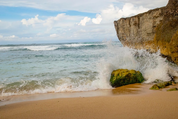 Uma rocha na praia com o oceano