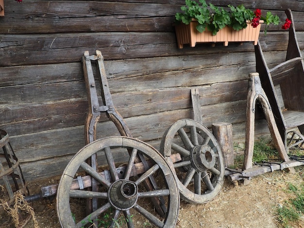 Uma roda é um motor, um disco que gira livremente ou é fixado em um eixo giratório, permitindo que o corpo colocado sobre ela role em vez de deslizar Roda de madeira de uma carruagem ou carroça etno vila Stanisici