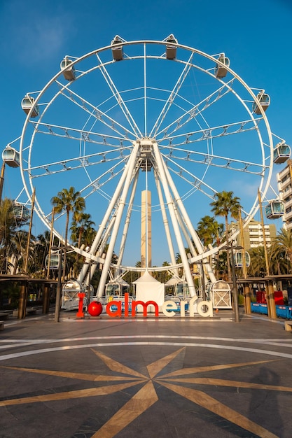 Foto uma roda gigante na plaza de las velas na rambla de almeria andalucia espanha costa del sol no mar mediterrâneo