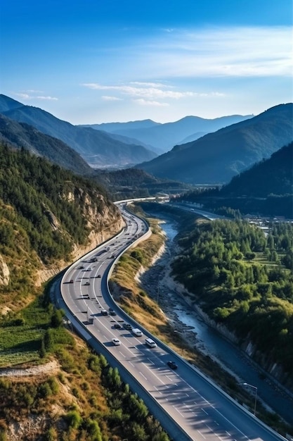 uma rodovia com carros e uma montanha ao fundo