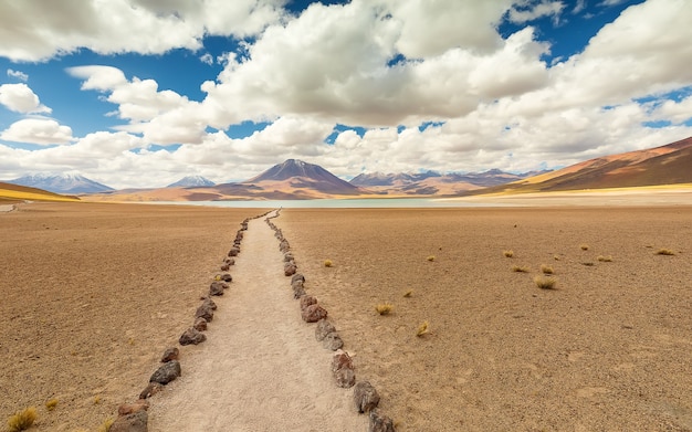 Uma rota turística e vulcão no deserto do atacama perto do lago miscanti no chile na américa do sul