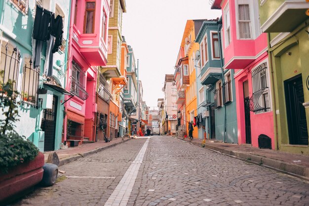 Uma rua colorida no porto, portugal