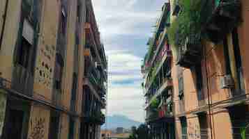 Foto uma rua com edifícios e uma montanha ao fundo