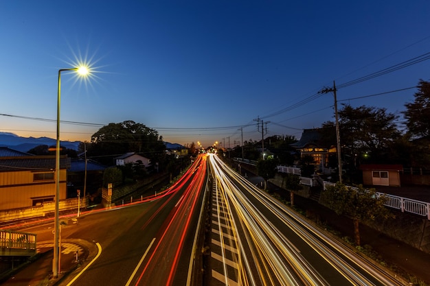 Uma rua com um poste de luz e a lua ao fundo