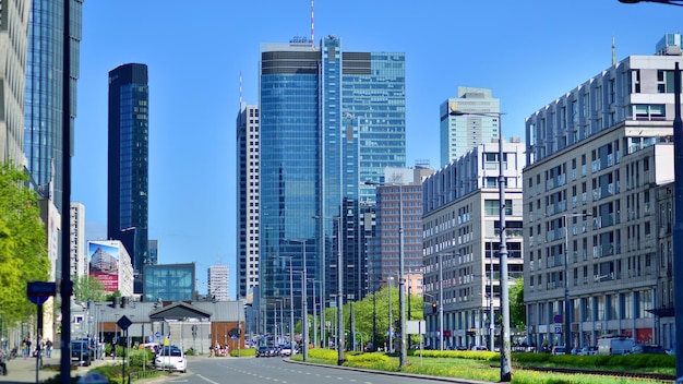 uma rua da cidade com um edifício alto e um sinal que diz l sobre ele