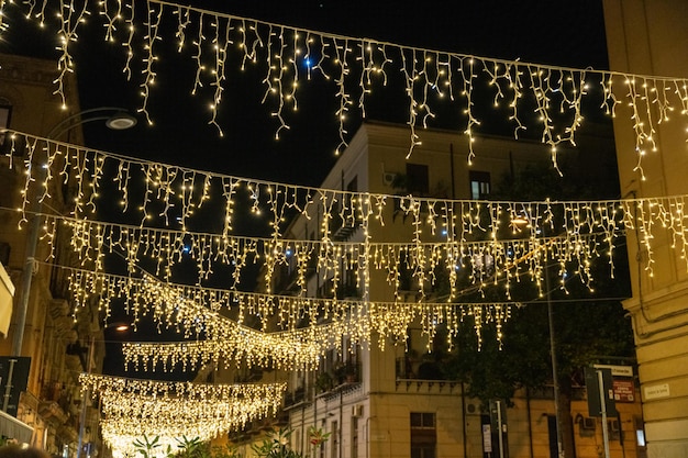 Uma rua da cidade com um grande número de luzes penduradas nos edifícios