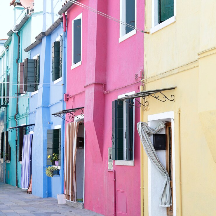 Uma rua da ilha de Burano (Veneza, Itália) com suas casas de cores diferentes
