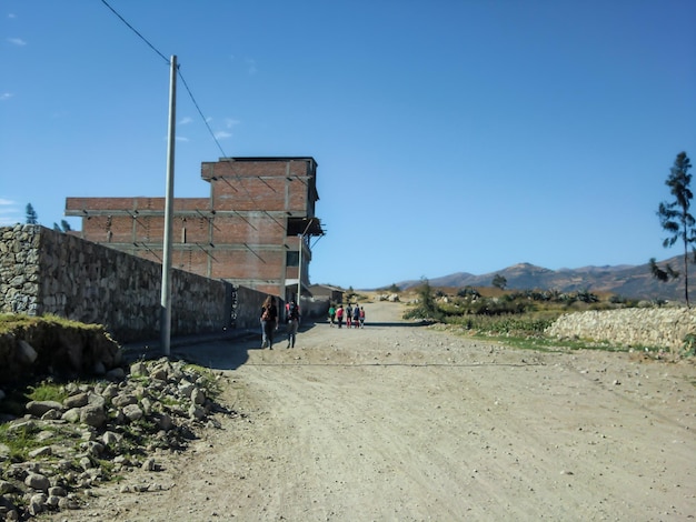 Uma rua deserta com uma estrada de terra