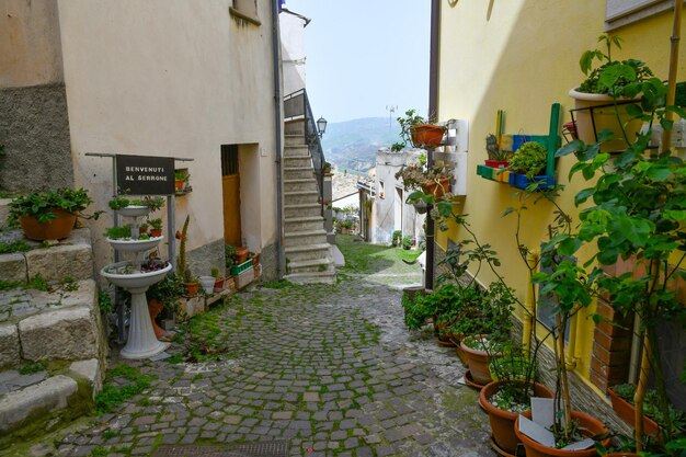 Uma rua em Gambatesa, uma aldeia medieval em Molise, Itália