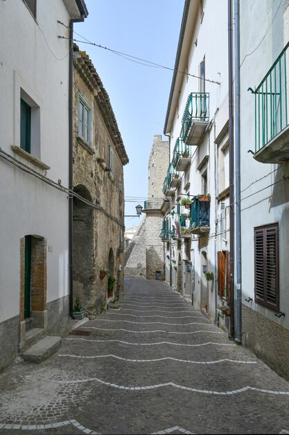 Foto uma rua em gambatesa, uma aldeia medieval em molise, itália