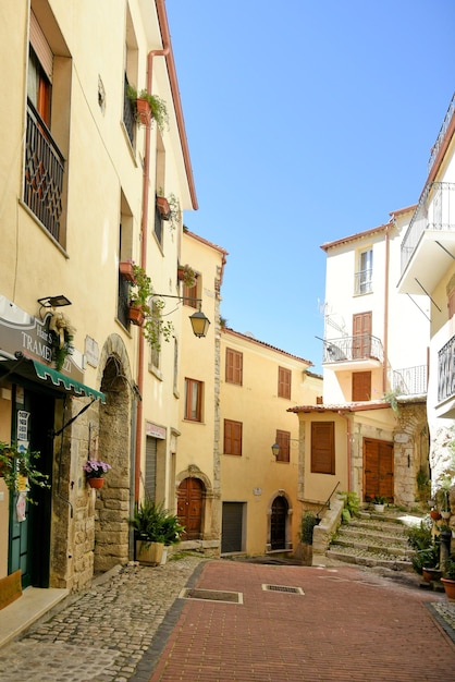 Foto uma rua entre antigos edifícios medievais de pedra de sonnino, uma cidade histórica no lazio, na itália