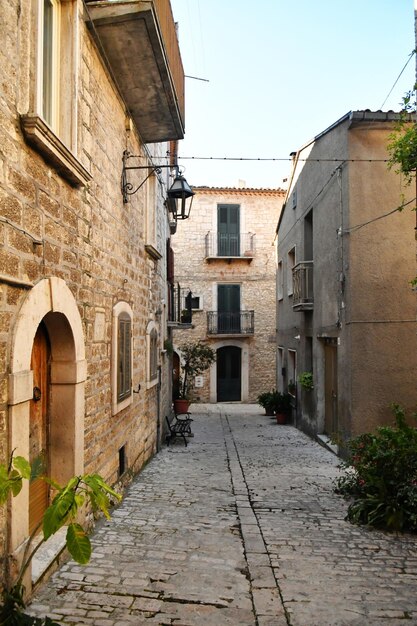 Uma rua entre as antigas casas de pedra de Oratino, uma aldeia medieval na região de Molise, na Itália